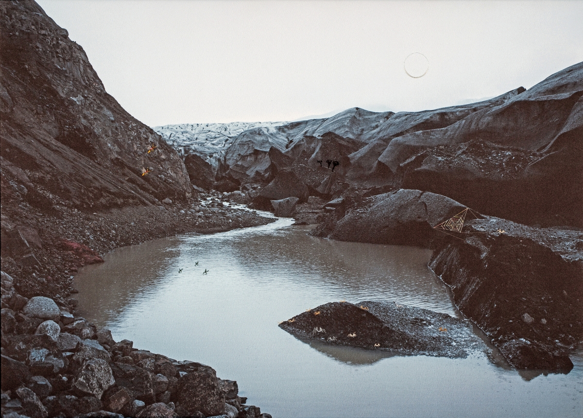 Hege Dons Samset undersøker forholdet mellom naturen og mennesker, og hvordan alt levende inngår i en gjensidig sammenheng. Hennes prosjekt til Urbygningen "As Above, So Below – The Age of Stars", er tematisk inspirert av virksomheten ved NMBU og består av to store fargefotografier og tre mindre silkearbeider. Bildene er tatt på ulike steder i verden for å representere det universelle og globale i studiene på NMBU, og de ulike kulturene som studentene kommer fra.

De tre silkearbeidene representerer den nye teknologiens utvikling, møtet mellom det gamle og det nye. Her er foto overført digitalt til tekstil og kunstneren har brodert diverse motiver for hånd med silketråd og supplert med fjær og annet organisk materiale. Slik fremheves små detaljer og betrakteren inviteres til nærlesning og oppdagelse i flate. Utgangspunkt er de fire himmelretningene og årstidene. "A New Beginning – Wisdom of the North" representerer vindretningen nord og vinteren med vannet og luftens element og viser et landskap fra Island hvor en isbre oppløses i en vulkansk innsjø av svart grus. "Conversations in the Undergrowth – Wisdom of the East and South" representerer vindretningen øst og syd, våren og sommeren med jordens element, og viser et landskap fra Andesfjellene på grensen mellom Chile og Argentina. "The Conference of Birds – Wisdom of the West" representerer vindretningen vest og høsten med ildens element, og viser et vulkansk landskap fra Island hvor en isbre smelter.