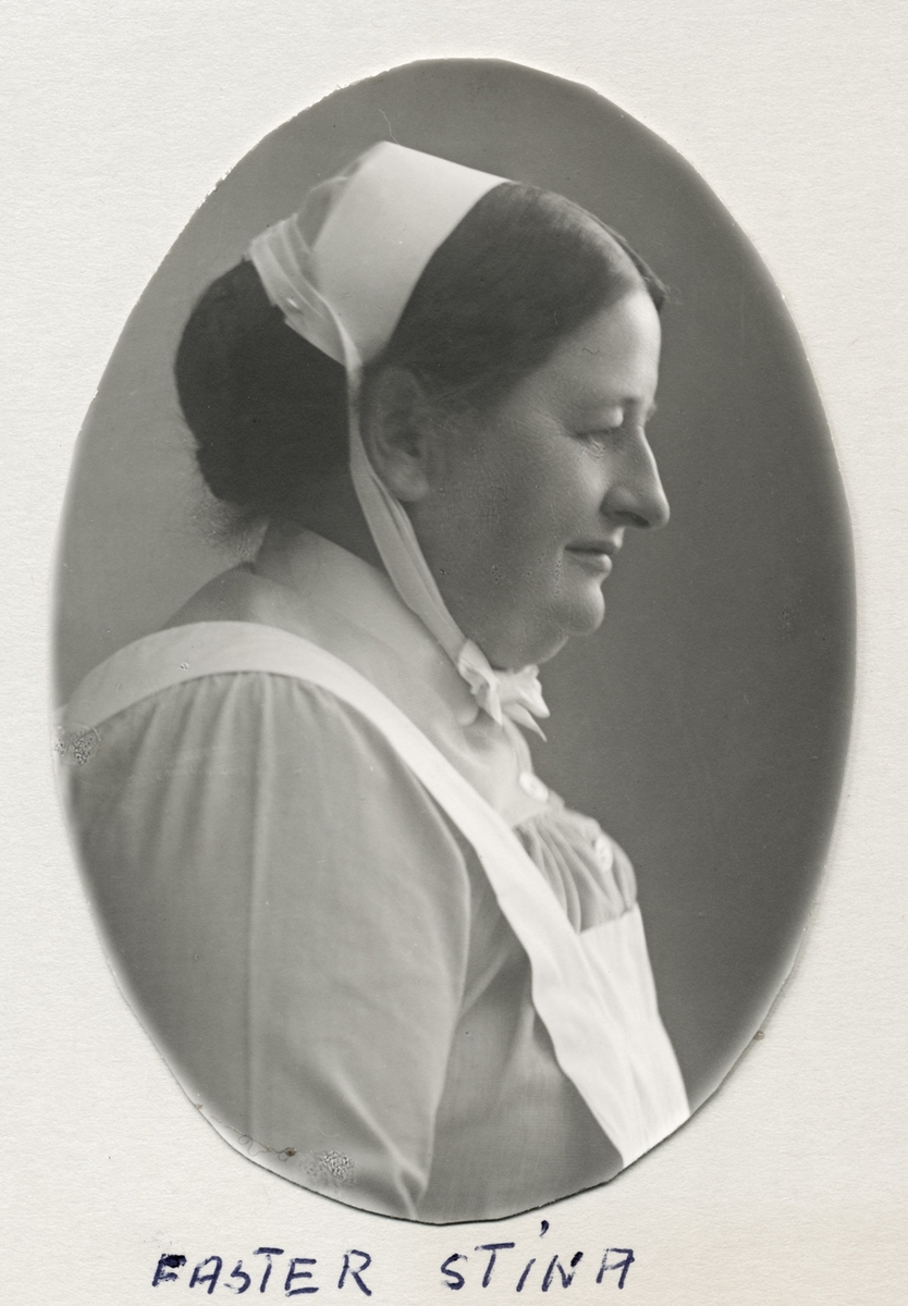 Sjukepleiar i uniform