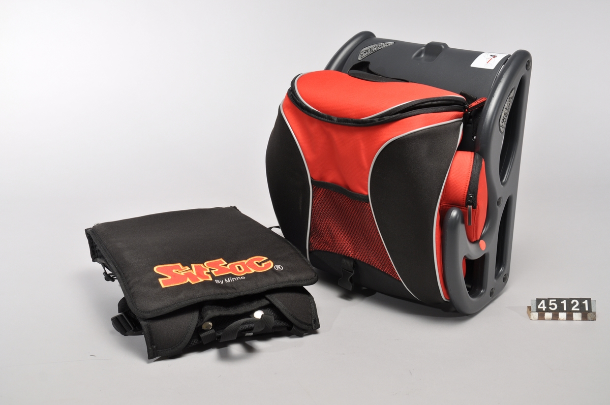 Ryggsäck med bilbälteskudde, säkerhetsprodukt för barn mellan 4 och 12 år. Flera moduler kombineras ihop som ett pussel för att optimera funktionerna. Man lyfter av väskan från ryggsäcken, placerar den bälteskudde, som då uppenbaras, på bilens säte och använder bilens vanliga säkerhetsbälte för att spänna fast barnet.  Bälteskudden kan också användas i bussen eller på bio för att se Det skyddade facket under sitsen rymmer A4 ark och passar bra för skolmaterial, böcker etc.SitSac har reflexer som syns från alla sidor. Den har justerbara remmar.  SitSac väger 1, 8 kg och rymmer 14 liter. Måttet 23x40x38 cm för att fungera som handbagage.  SitSac har krocktestats och är godkänd av svenska Vägverket enligt den internationella standarden ECE 44 Rev.04, för barn mellan 15 och 36 kg. Produktens säkerhetsdelar tillverkas i Sverige.  SitSac är patenterad SE0400995, EP1740410 (A1), US 2008135593 (A1) och har EU-registrerat designskydd samt varumärkesskydd.  I originalförpackning