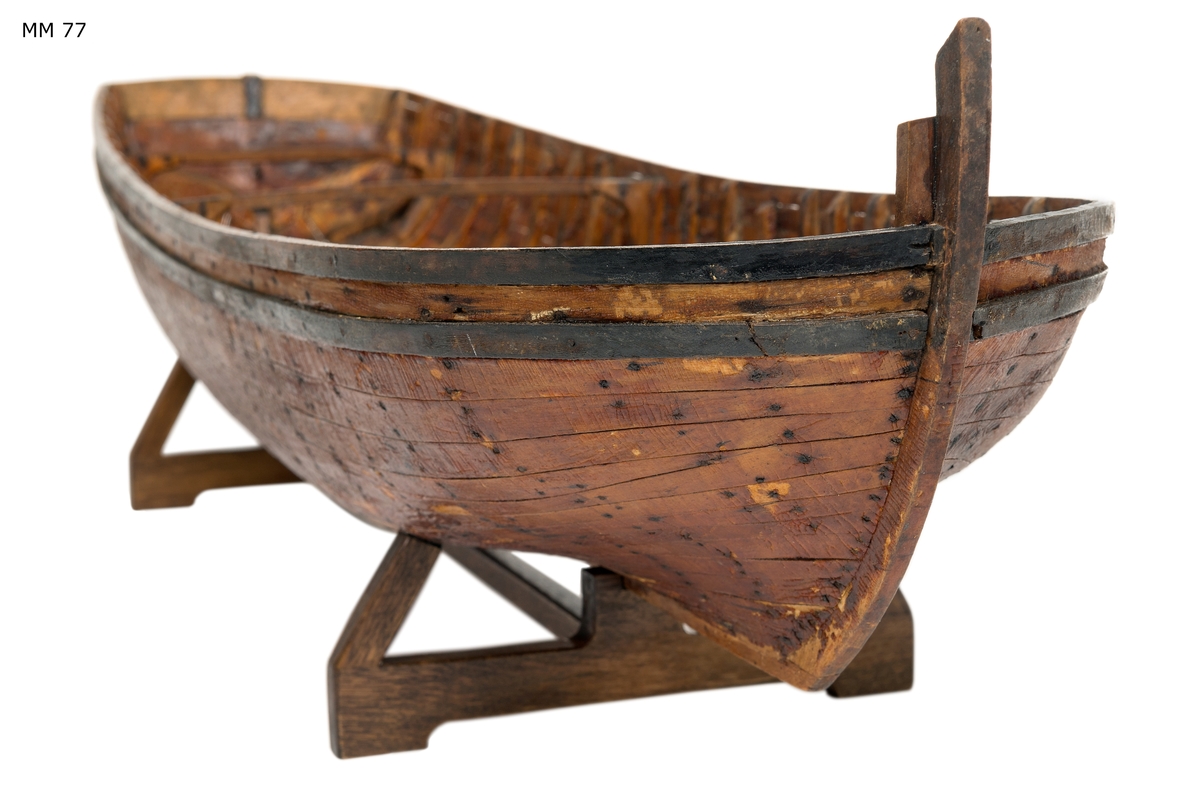 Skrovmodell av fartyg, bordlagd i kravell på bottenstockar och spant, med akterstäv och akterspegel men utan uppbyggd galjon.
Översta bordgången och berghultet svartmålade, övrigt fernissad med nu krackelerad linoljefernissa.