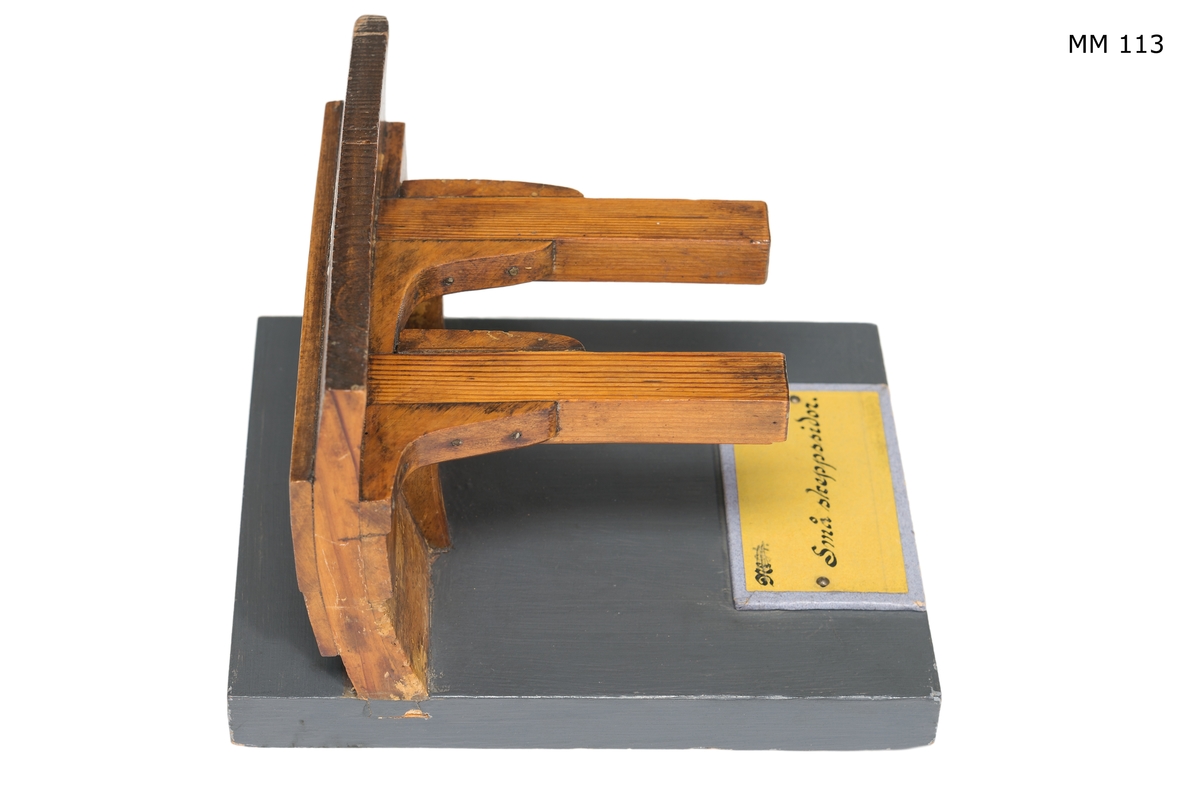 Modell av skeppssida, träknäns fästande vid fartygsbyggnad. Modell av trä, fernissad.