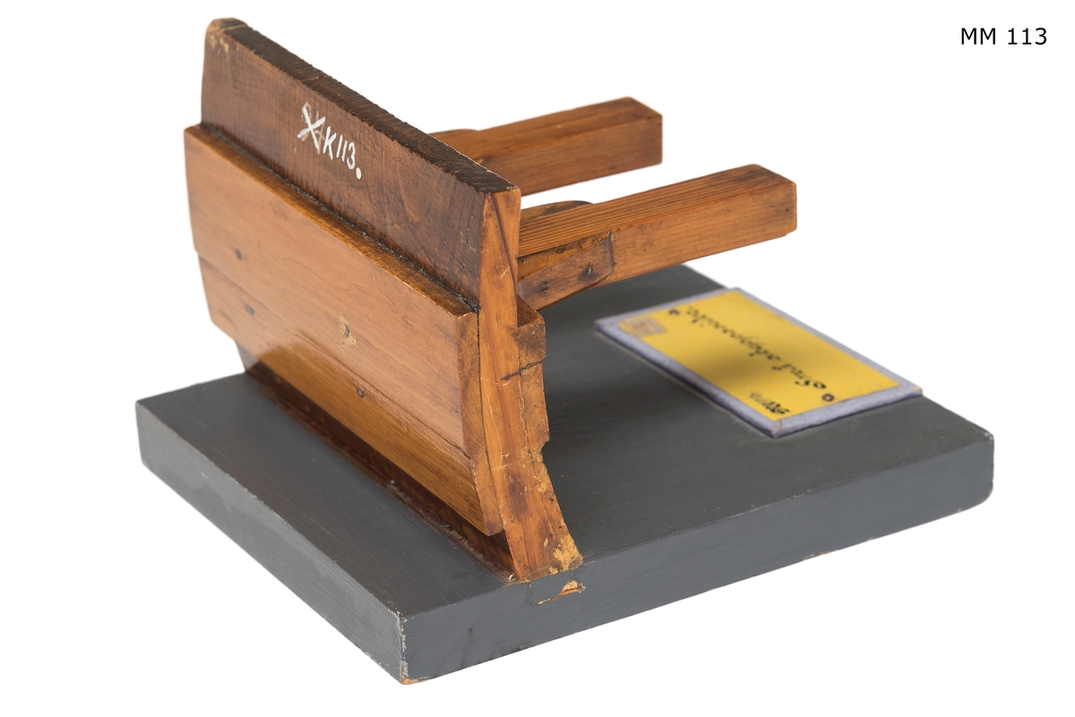 Modell av skeppssida, träknäns fästande vid fartygsbyggnad. Modell av trä, fernissad.