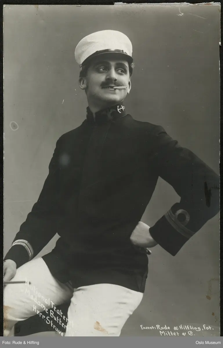 portrett, mann, operasanger, skuespiller, rollebilde, Løitnant Linkerton i "Madame Buttefly" på Nationaltheatret, sittende knefigur, kostyme