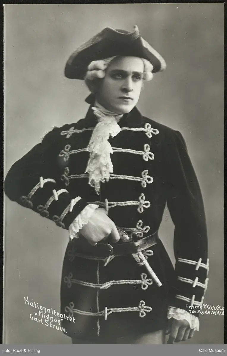 portrett, mann, operasanger, skuespiller, rollebilde, Wilhelm Meister i "Mignon" på Nationaltheatret, stående halvfigur, kostyme