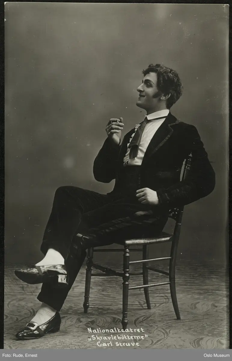 portrett, mann, operasanger, skuespiller, rollebilde, Rolando i "Skravlebøtterne" på Nationaltheatret, sittende helfigur, kostyme