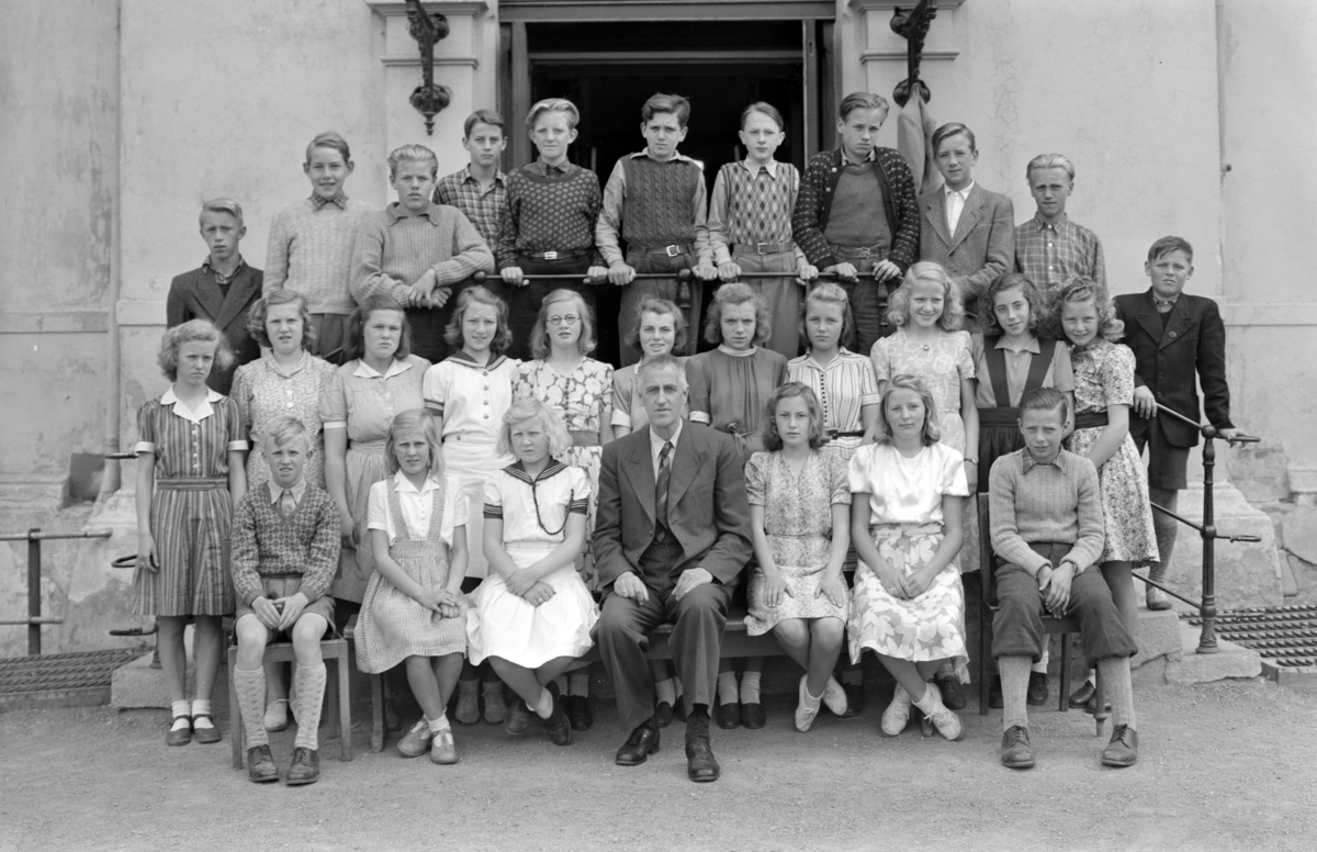 Hamar, Skolegata 1,  Hamar Folkeskole, Midtbyen skole, skoleklasse 7B i 1946