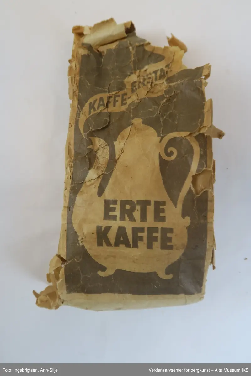 Rektangulær papirpose og en plastpose med kaffe.