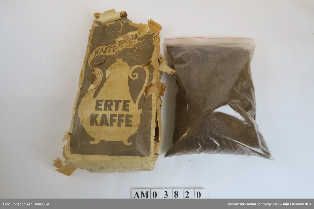 Rektangulær papirpose og en plastpose med kaffe.
