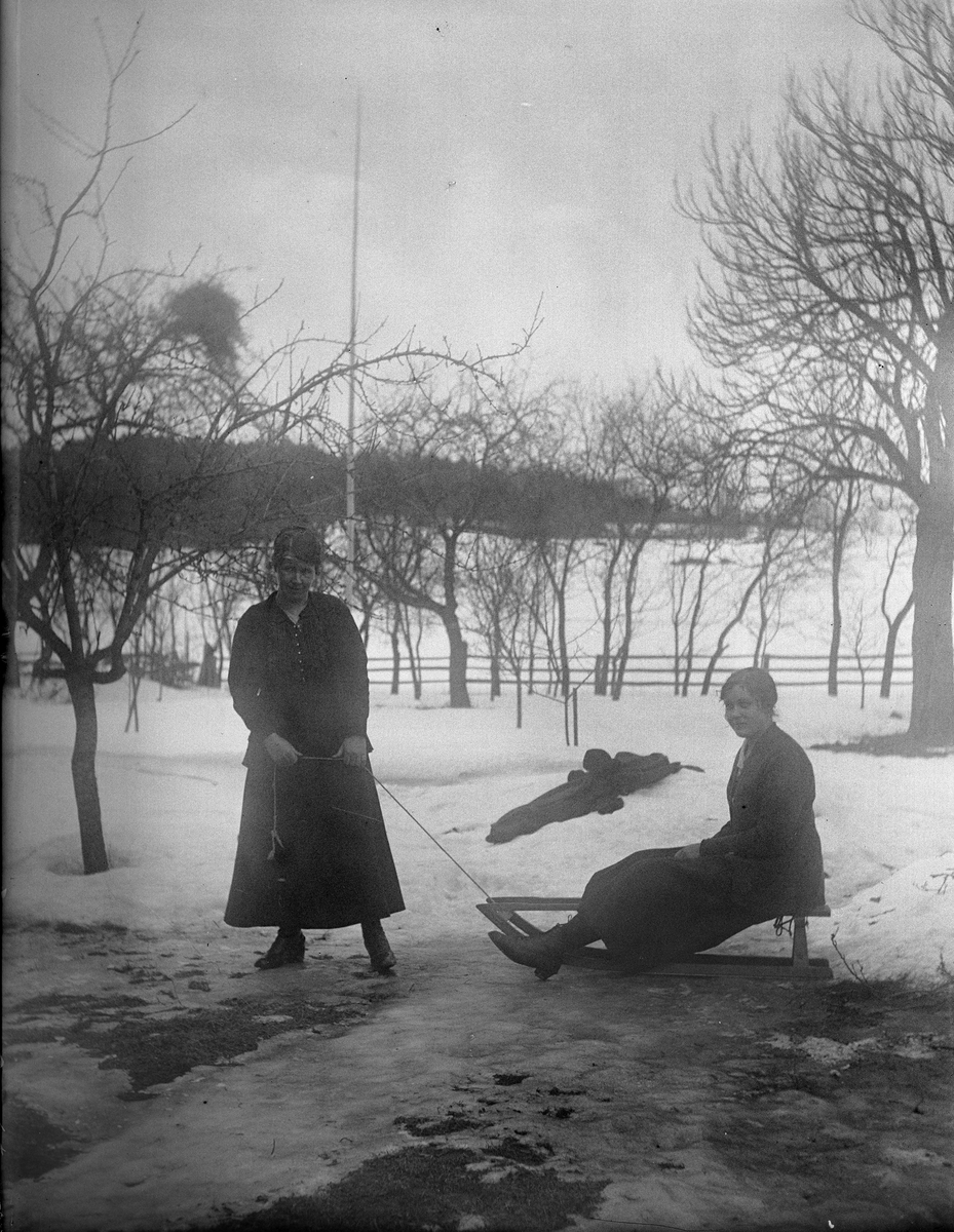 Elin Västberg och Lilly Väster, Uppland 1919