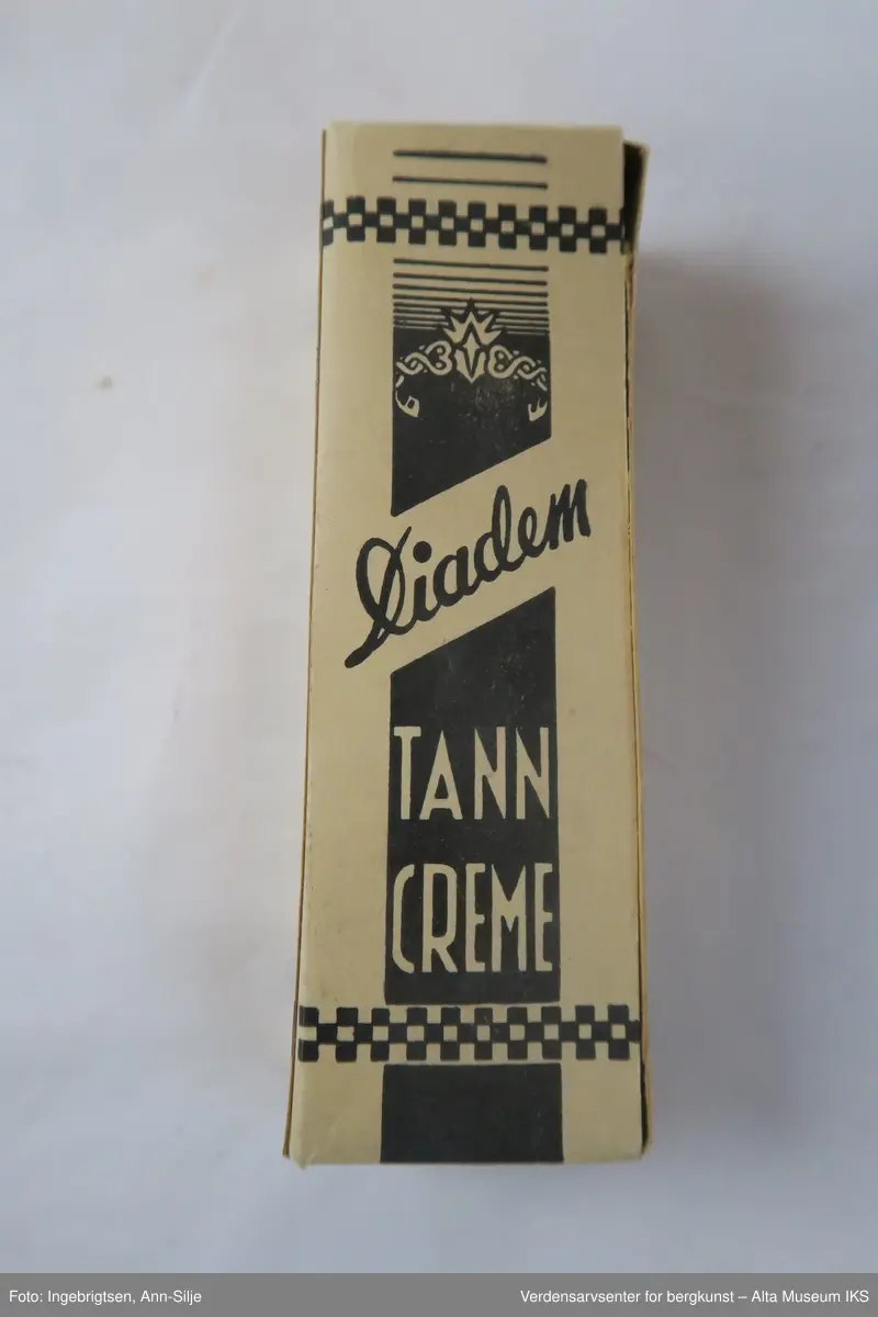Tre esker i like størrelser med forskjellige påskrift. Inneholder tuber med tannkrem.