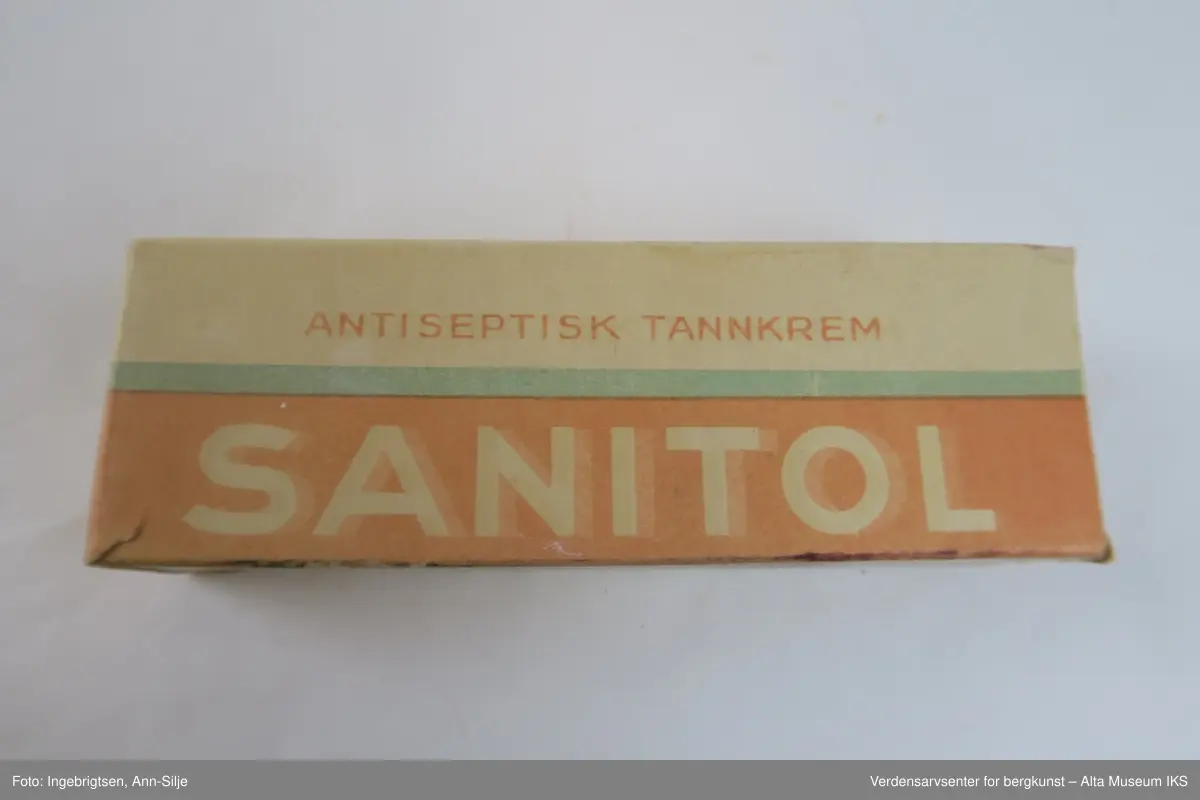 Tre esker i like størrelser med forskjellige påskrift. Inneholder tuber med tannkrem.