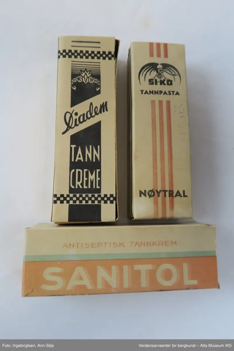 Tre esker i like størrelser med forskjellige påskrift. Inneholder tuber med tannkrem.