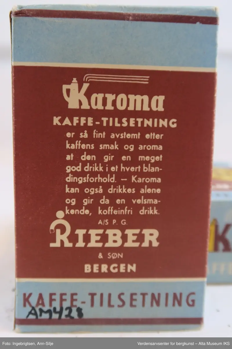 Rektangulære esker som innholder pulver. På eskenes forside er det en logo. Logoen er formet som en ruter, og inn i  ruten er det en "R" med en prikk over. Under logoen er det tekst.