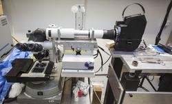 Utrustning för mikroskopfotografering. Ljusmikroskop och 16 mm filmkamera för filmning av levande celler. Bord för stabilt montage av utrustningen. Lampor och utrustning för att monitorera och kontrol...