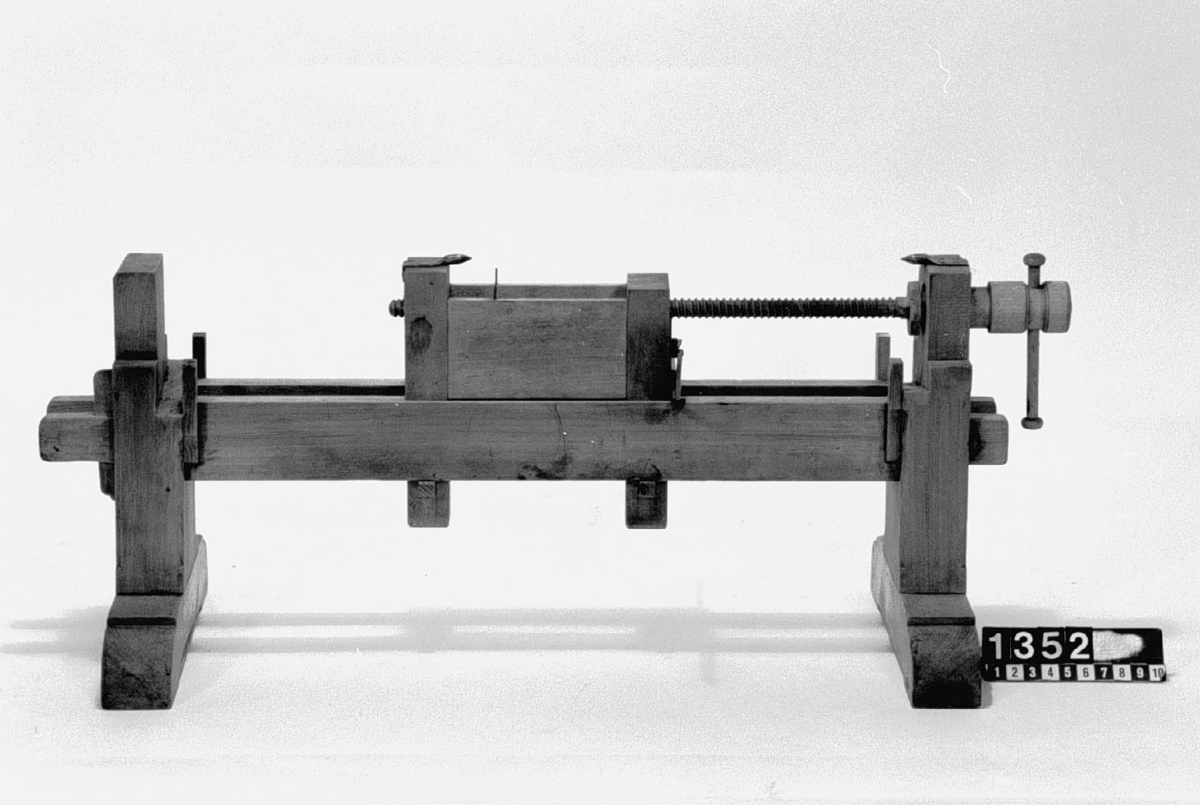 Modell av hyvelbänk. Text på föremålet: "N:o 158".