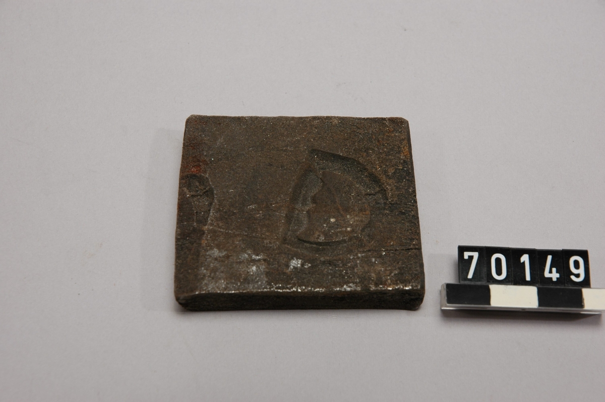 Avtryck av järnstämpel i prov av stångjärn. 