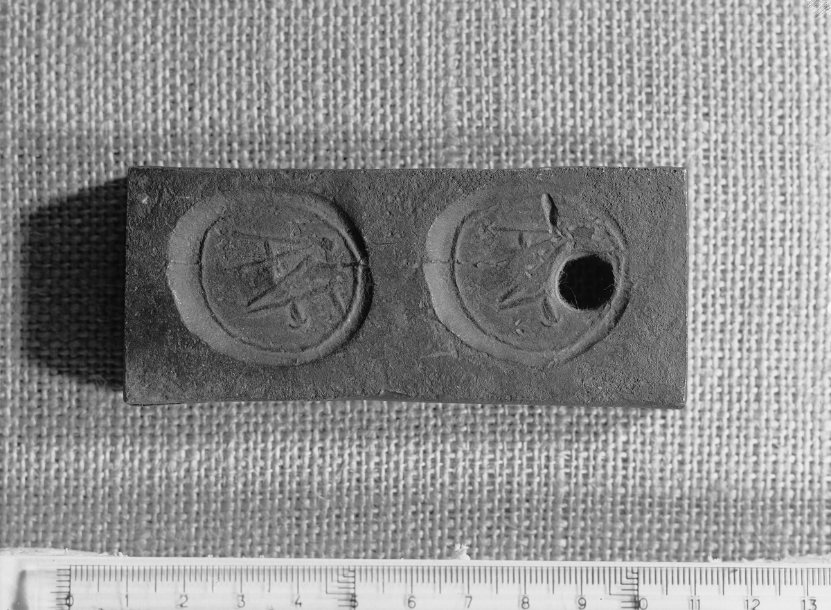 Avtryck av järnstämpel i prov av stångjärn. 