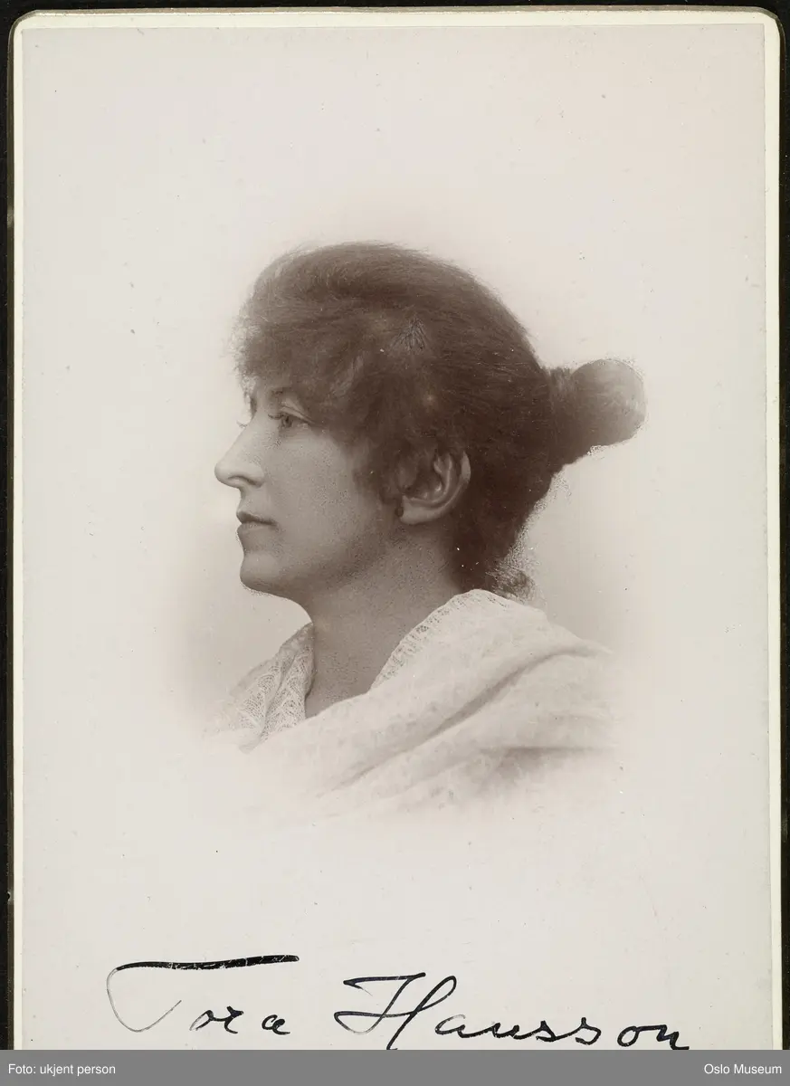 portrett, kvinne, skuespillerinne, teatersjef, vignettert brystbilde, halvprofil