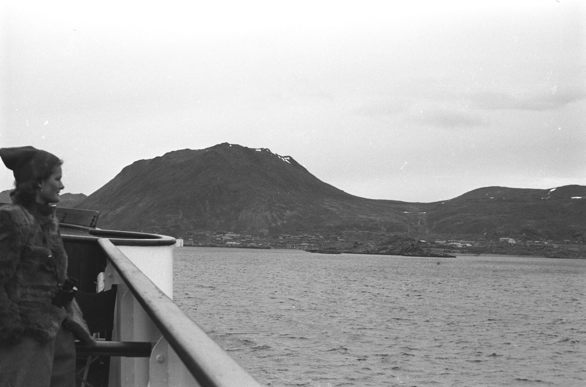 Gjenreisning. Solveig Hanche-Olsen. Honningsvåg sett fra Hurtigruta "Sigurd Jarl". 1946/47.