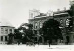 T.h. Kv Frimuraren, t.v. Kv Köpmannen. Larmtorget. Eoska huset betydligt mindre än idag.