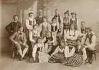 Troligen ett folkdanslag.
Stina N, Brita och Inge, Sten o Schewen, Henrik Thollander, Jag, David Andersson, Nils Hurzell, Alice Södergren, Axel Engberg, Märta Ringborg, Cessan och Lisa R, Sven Lund, Erich Cederström, Dagmar Kochen, May Ringborg, Gösta Lagerfelt och Hilla Ringborg.