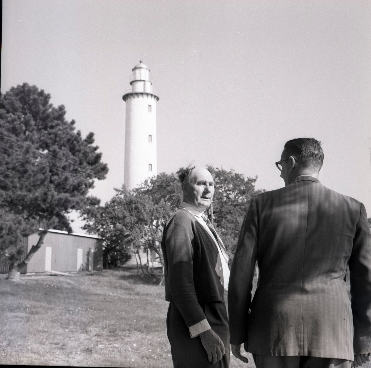 Fyrmästare Samuelsson, Ölands norra udde 11/9 1960, i bakgrunden fyren Långe Erik.