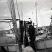 Fiskare vid Bläsinge hamn 4/10 1957.