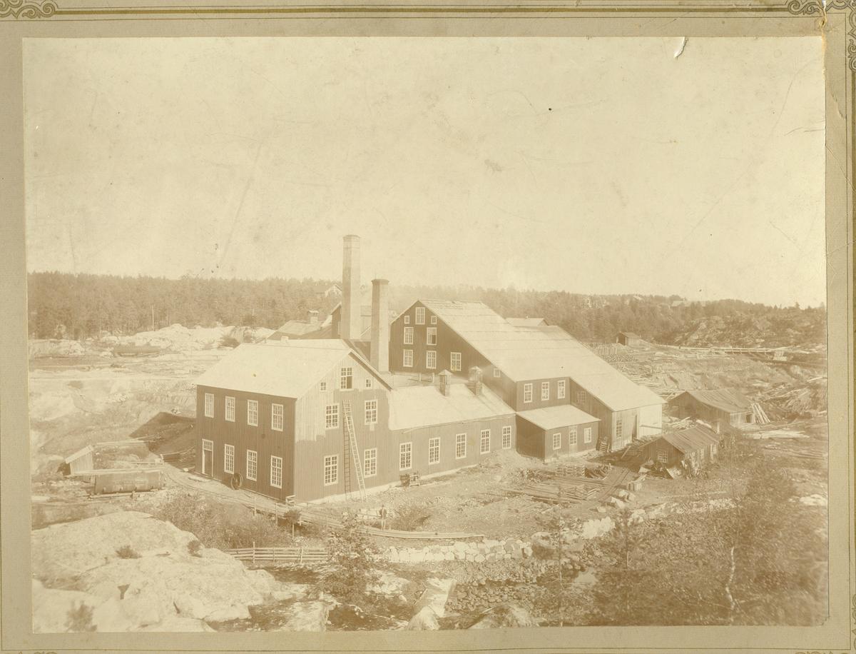 Gammelt bilde av fabrikken, før brannen. Fabrikken var da bygd i treverk. På bildet er den heller ikke ferdig malt.