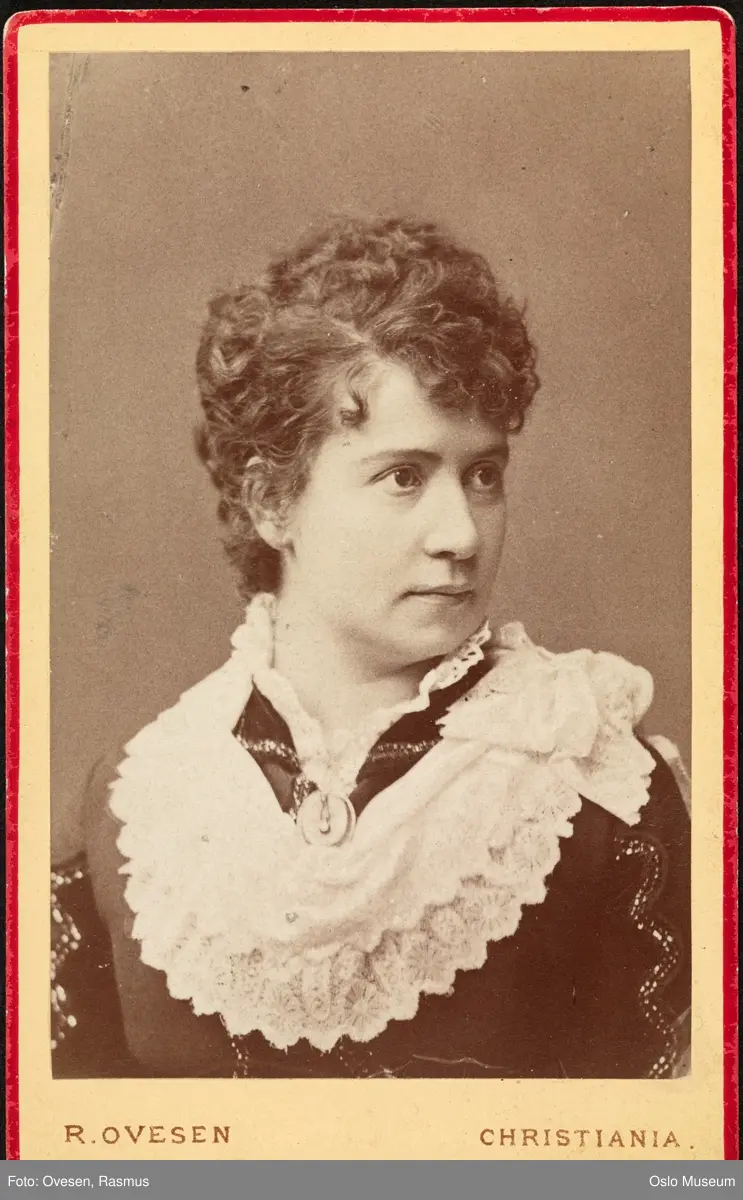 portrett, kvinne, skuespillerinne, rollebilde, Nora i "Et dukkehjem" på Christiania Theater, brystbilde, kostyme