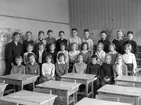 Vasaskolan, klassrumsinteriör, 26 skolbarn med lärarinna fru Märta Sahlin.
Klass 3s, sal 14.