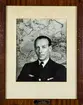 Porträttfotografi av Greger Falk, chef för Flygstabens organisationsavdelning 1944-1948. Inramat foto.