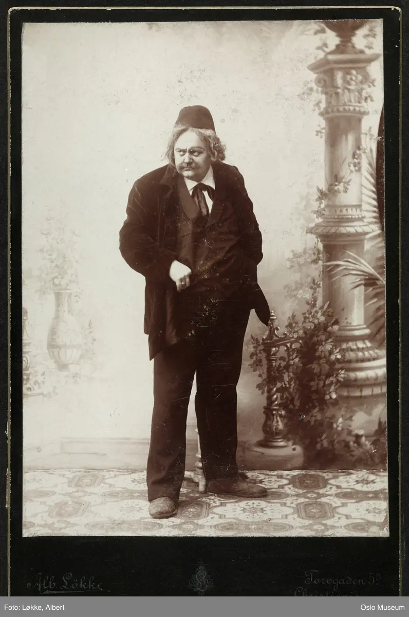 portrett, mann, skuespiller, rollebilde, "College Crampton" på Eldorado Teater, stående helfigur, kostyme
