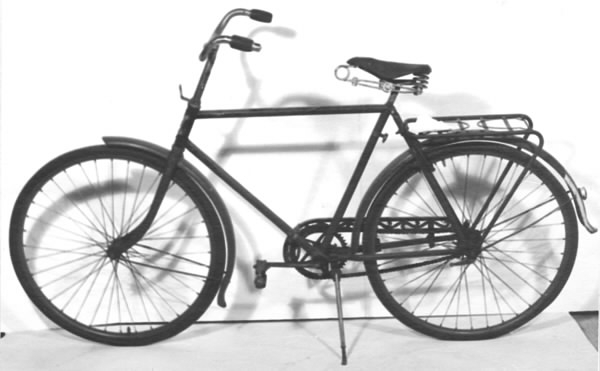 Cykel, herrmodell, av märket Husqvarna, med kattöga baktill, lås och gummihandtag.