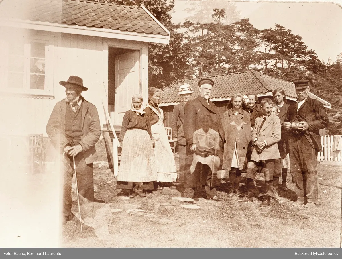 Bachfamilien ved landstedet på Tjøme
Røssesund
1915