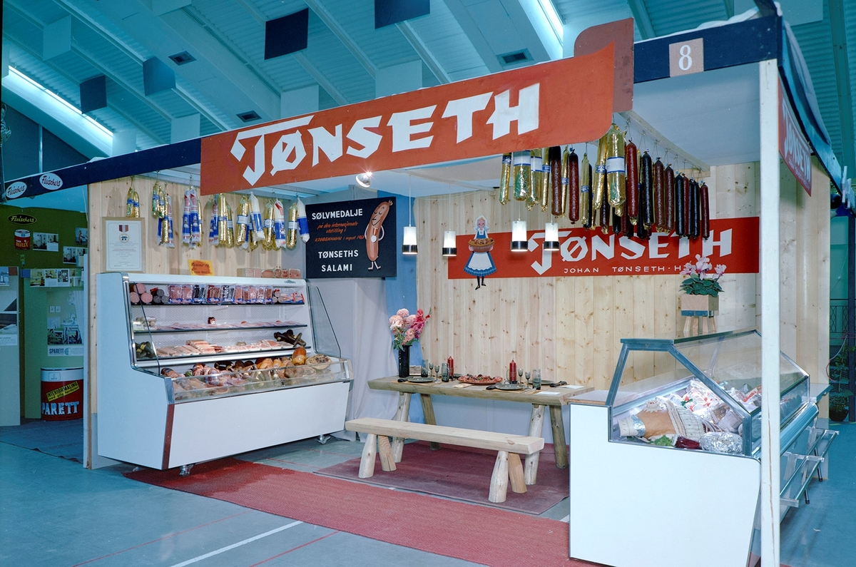 Johan Tønseth, Hjellum. Slakteri, pølsemakeri, hermetikk. Stand på Hamarmartn, kjøledisker,