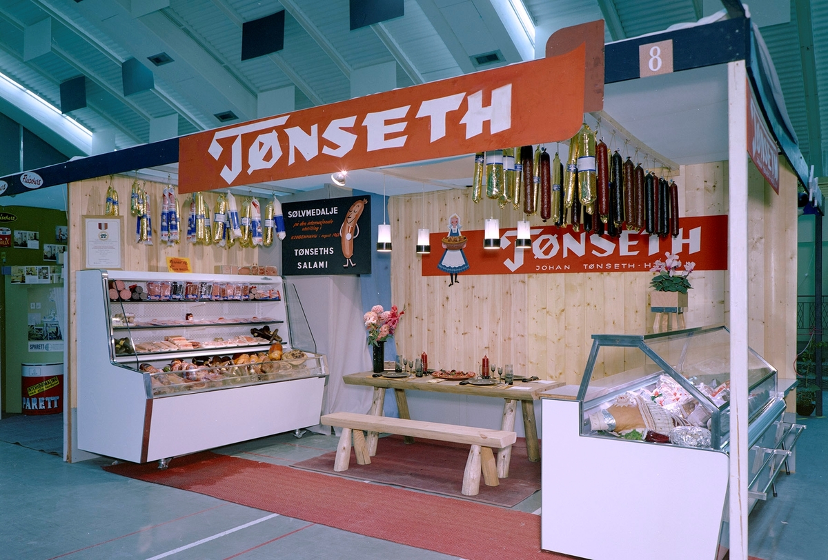 Johan Tønseth, Hjellum. Slakteri, pølsemakeri, hermetikk. Stand på Hamarmartn, kjøledisker,