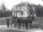 Bussviks gård Misterhult. Stående vid vagnen: Edwin Nilsson.På kuskbocken: Axel Wenell (vit mössa) och chauffören Helsing.. Barnen är Gustav Harry och Maj-Britt Nilsson.