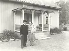 Kyrkoadjunkt Helge Jarkman, född 1911-05-27, hustrun Karin född 1915-04-15 samt dottern Birgitta 1947-10-08. Fotograferade utanför adjunktbostaden i Misterhult.