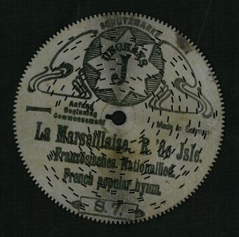 Perforterte metalplater med pigger på undersiden. Programmert musikk for platespilledåse.
30-spor, Ø 11.5 cm (4 1/2').
Drivsystem: Sentrumshull med tunge (4mm lang) samt tagger (2 mm lange) perifert langs kant, som et tannhjul. 
U-formet pigger på undersiden av platene.

Sentrumhull, diameter: 7,8 mm
Avstand mellom 10 spor: 13 (mm, ca)
Avstand sentrumsaksling – første spor:  14,5 mm
Total bredde spor:  37,3 mm

Platene er for øvrig kompatibel med Symphonion Simplex (30-spor, Ø 11.5 cm)
