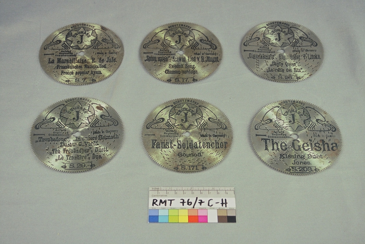 Perforterte metalplater med pigger på undersiden. Programmert musikk for platespilledåse.
30-spor, Ø 11.5 cm (4 1/2').
Drivsystem: Sentrumshull med tunge (4mm lang) samt tagger (2 mm lange) perifert langs kant, som et tannhjul. 
U-formet pigger på undersiden av platene.

Sentrumhull, diameter: 7,8 mm
Avstand mellom 10 spor: 13 (mm, ca)
Avstand sentrumsaksling – første spor:  14,5 mm
Total bredde spor:  37,3 mm

Platene er for øvrig kompatibel med Symphonion Simplex (30-spor, Ø 11.5 cm)
