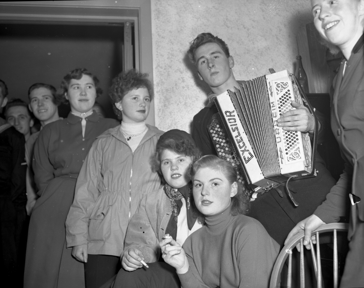 Vardens arkiv. "120 gjester på Morgedal Turisthotell"  24.02.1954