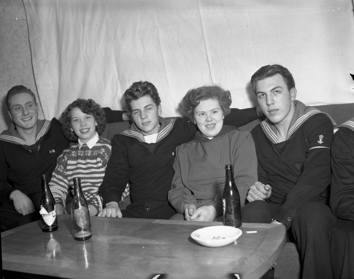 Vardens arkiv. "120 gjester på Morgedal Turisthotell"  24.02.1954