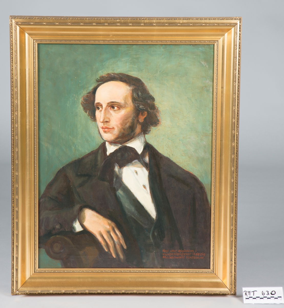 Forestiller Felix Mendelssohn Bartholdy. Fremstilt i 1/2  profil, brystbilde. Iført sort frakk. Høyre arm hviler på armlenet av en stol.
Kopi etter orig. i Leipzig.