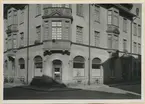 Sparbanken i hörnet Larmgatan-Södra Långgatan före 1954 års ombyggnad. Senare har huset byggts om till små affärslokaler samt lägenheter.