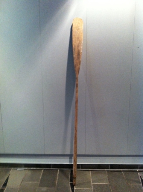 Livbåt med to par årar og ein åregaffel.