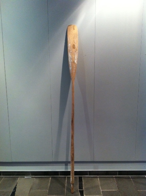 Livbåt med to par årar og ein åregaffel.