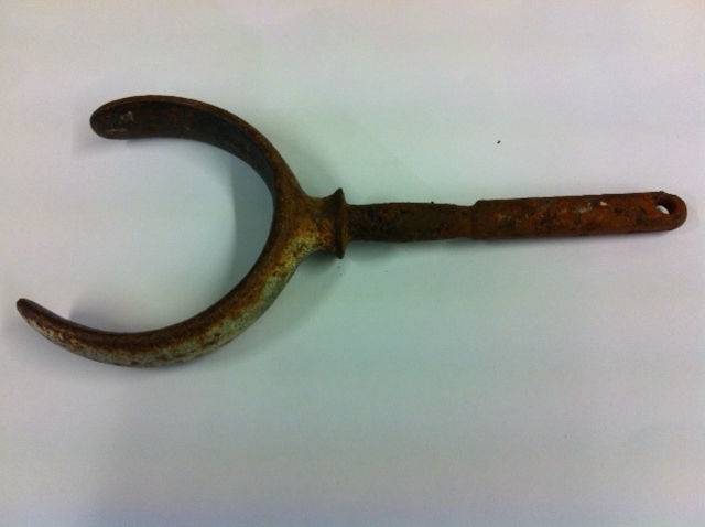 Livbåt med to par årar og ein åregaffel.