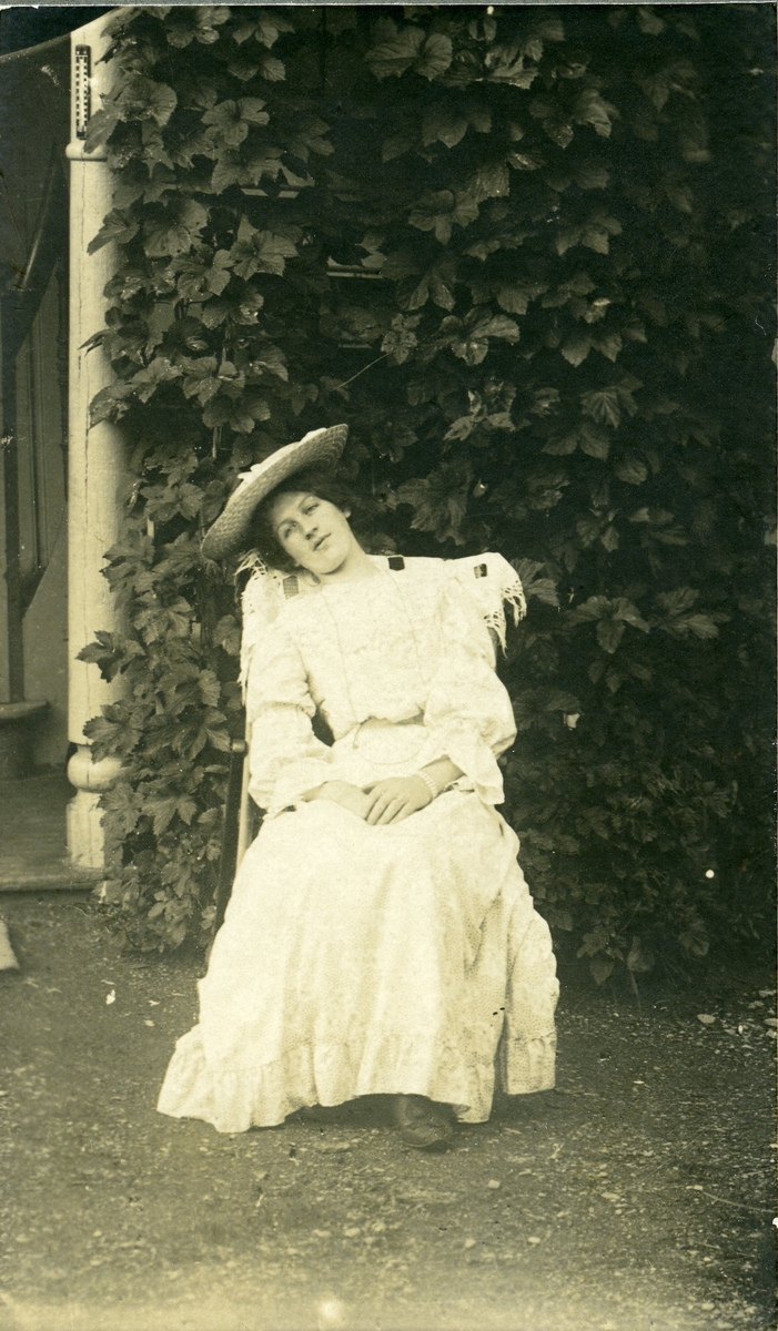 Portretter av Ragnhild Knutsen.