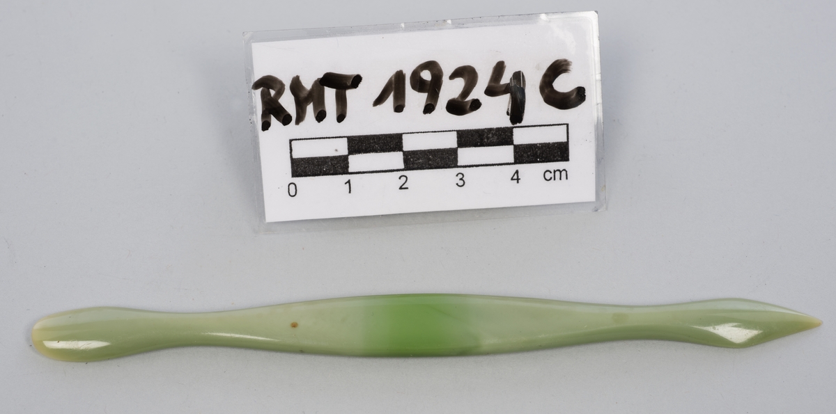 Manikyrsett med opprinnelig tolv deler i tillegg til etuiet. Etuiet har en kjerne av papp, dekket av kunstig skinn. Trykklås av metall. Etuiet kan brettes helt ut, endeveggene er stive. Innsiden har dekke av lys brungrønn fløyel, hver side har holder til tre deler av manikyrsettet. Jadegrønn finish på de ulike manikyrdelene.