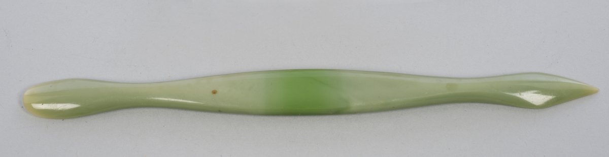 Manikyrsett med opprinnelig tolv deler i tillegg til etuiet. Etuiet har en kjerne av papp, dekket av kunstig skinn. Trykklås av metall. Etuiet kan brettes helt ut, endeveggene er stive. Innsiden har dekke av lys brungrønn fløyel, hver side har holder til tre deler av manikyrsettet. Jadegrønn finish på de ulike manikyrdelene.